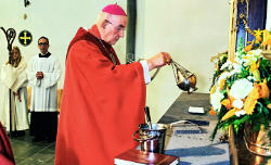 Bischof em. Dr. Felix Genn aus Münster feierte das Ende der Renovierungsarbeiten am Hochalter der Burgbrohler Kirche und das Einsetzen von Reliquien mit zahlreichen Gläubigen. (Foto: Albert Hoffmann)