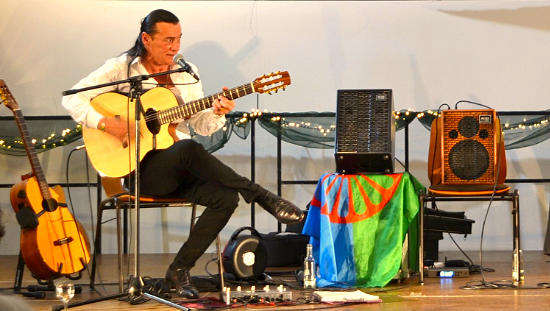 Lulo Reinhardt bei seinem Konzert im letzten Jahr auf der Kaiserbühne. (Foto: Eberhard Thomas Müller)