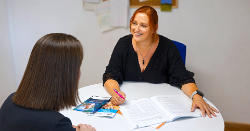 Dipl. Pädagogin Anna Jakobs vom Betreuungsverein der Evangelischen Kirchengemeinden in der Rhein-Ahr-Region beantwortet Fragen zum Thema Betreuung. (Foto: Eberhard Thomas Müller)